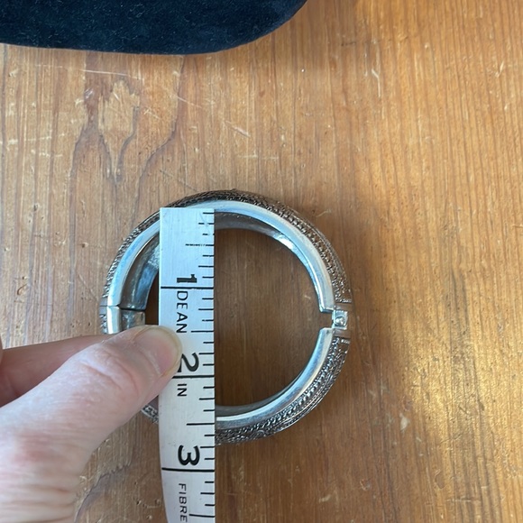 Silver tone bracelet, snap on bangle, hinged bracelet - Picture 7 of 8